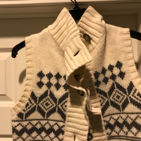 Banana republic sweater vest, medium to heavy weight, button front, new with tag - Picture 3 of 13